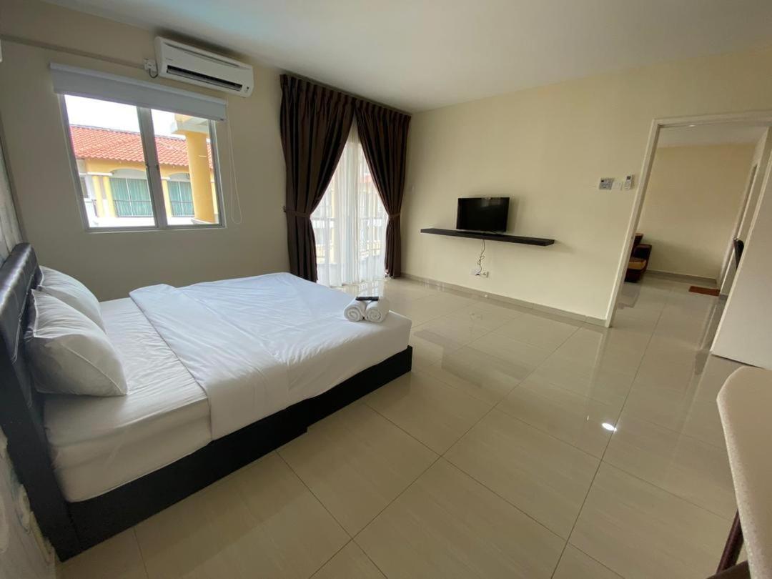 Tiara Desaru Resort Bagian luar foto